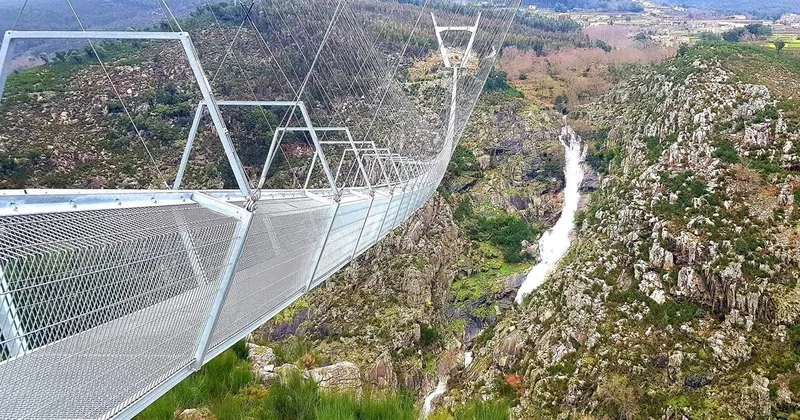 Thưởng thức ảnh cầu treo mạo hiểm đầy thử thách