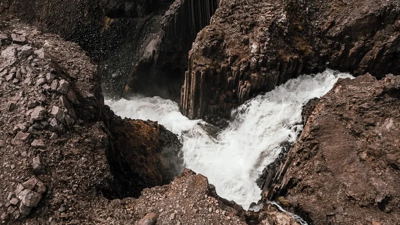 Khám phá hình ảnh suối chảy giữa núi đá hùng vĩ và hoang sơ