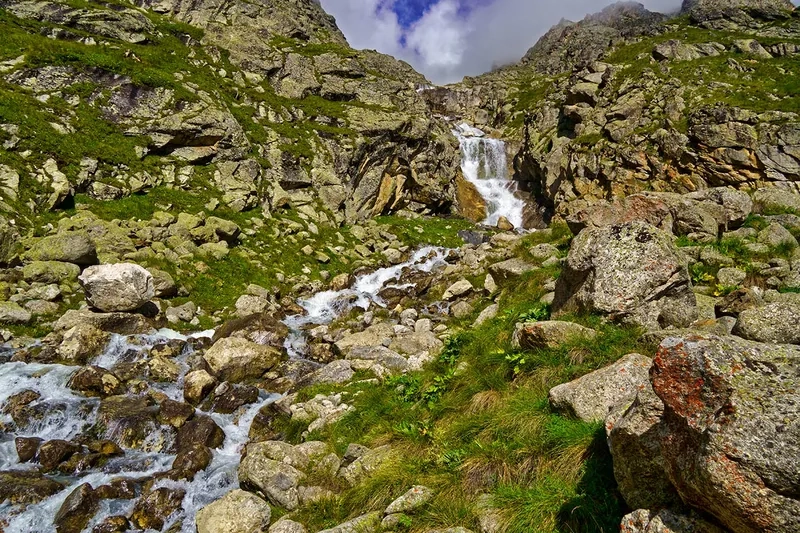 Trải nghiệm phong cảnh suối nước trong xanh mát lành và thư giãn