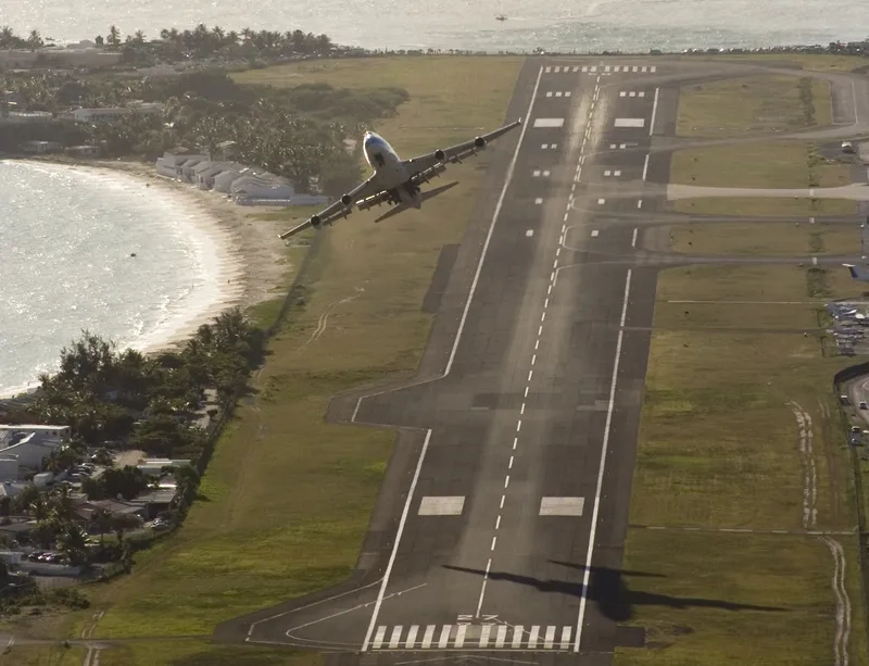 Thưởng thức cảnh sân bay trong sương mù mờ ảo và huyền bí