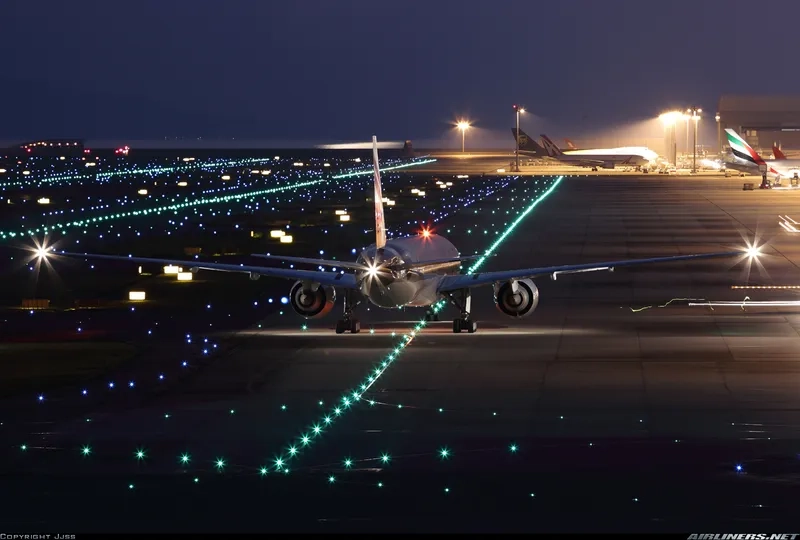 Đón bình minh với phong cảnh sân bay lúc bình minh tươi sáng