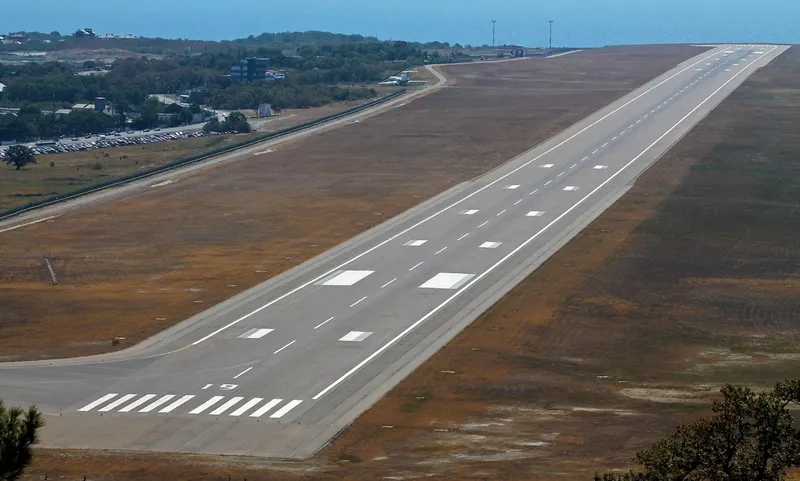 Ngắm ảnh đường băng sân bay quân sự nghiêm ngặt và hiện đại