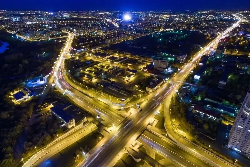 Ngắm nhìn cảnh đường phố đẹp rực rỡ ánh đèn