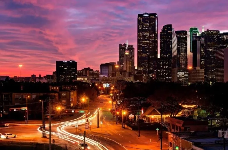 Khám phá cảnh đường phố nhộn nhịp về đêm