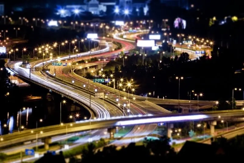 Ngắm đường phố đêm lung linh trong sương nhẹ