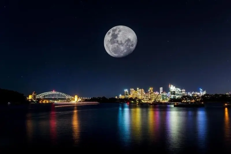 Lựa chọn ảnh mặt trăng đẹp nhất để trang trí nền máy tính