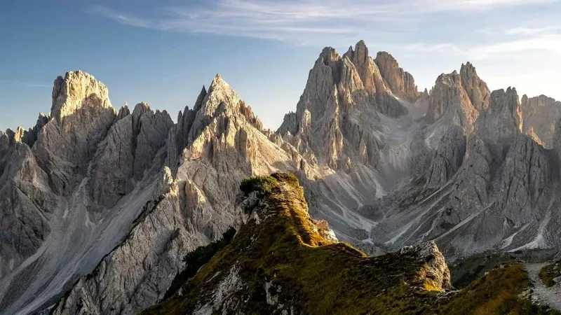 Khám phá phong cảnh núi non hùng vĩ tuyệt đẹp trên từng đỉnh núi