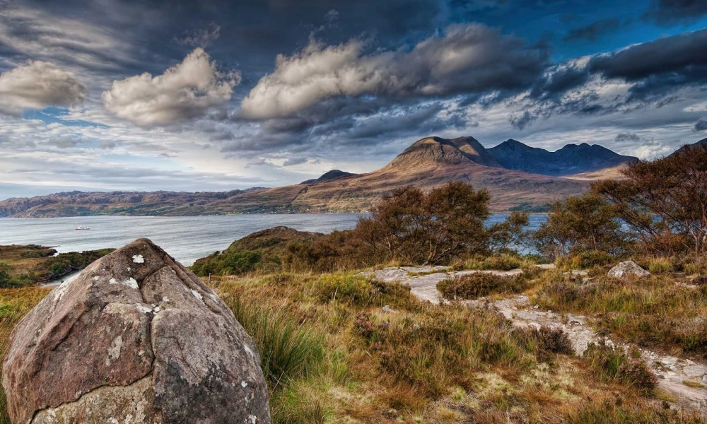 Ngắm phong cảnh núi cao hùng vĩ và tràn đầy sức sống