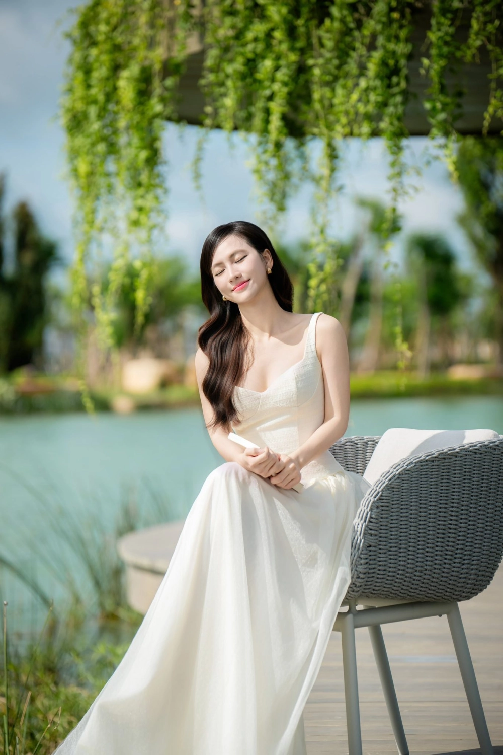 Phương Anh Đào ghi dấu ấn với vẻ đẹp dịu dàng