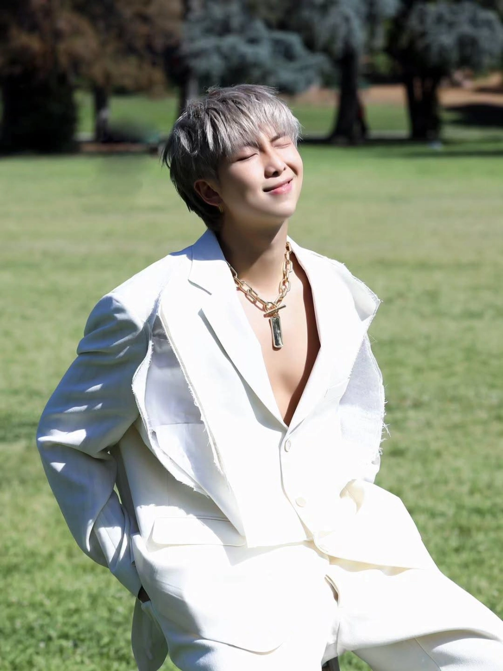 Ảnh RM BTS loạt hình ấn tượng lan tỏa khắp cộng đồng