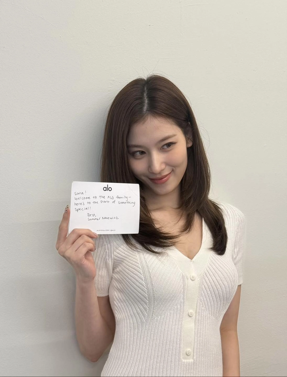 Sana Twice thành viên người Nhật nổi bật với vẻ đẹp rạng rỡ