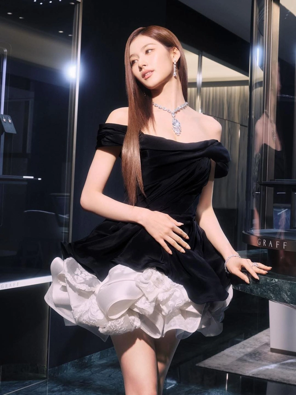 Sana Twice body cân đối cùng vóc dáng gợi cảm khiến fan ngưỡng mộ