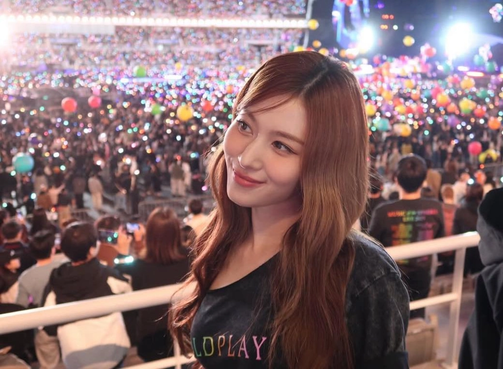 Sana Twice IG chia sẻ nhiều khoảnh khắc đời thường và công việc