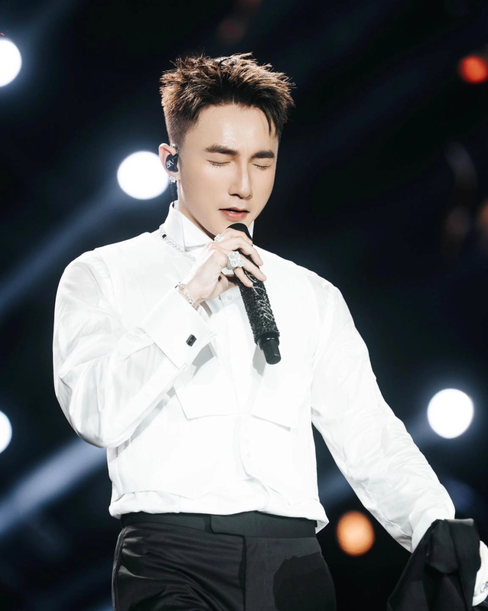 Ảnh Sơn Tùng MTP lan tỏa thần thái cuốn hút mọi ánh nhìn