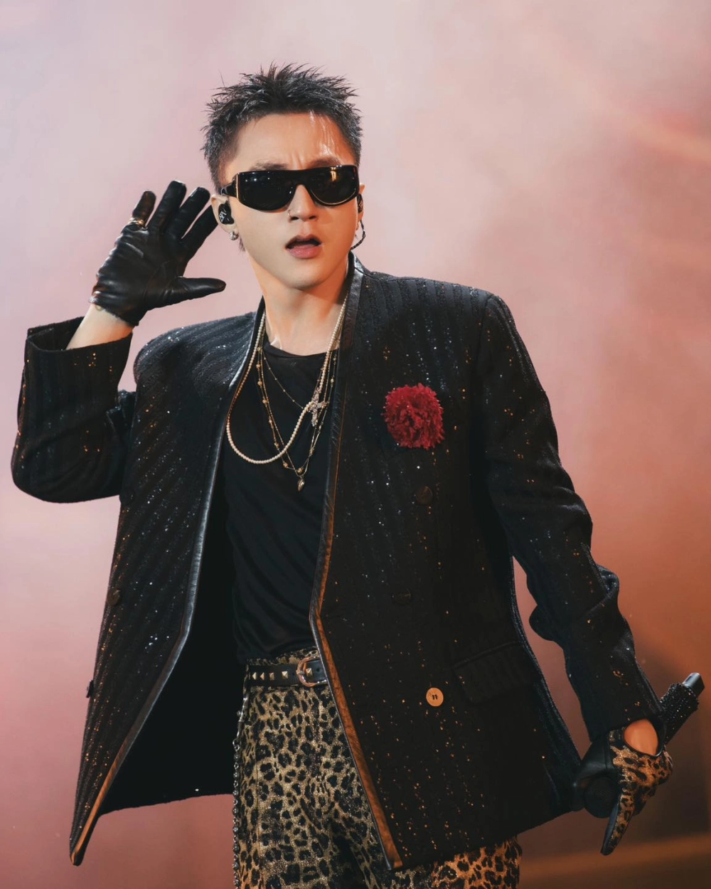 Hình Sơn Tùng MTP thể hiện phong cách thời thượng và cá tính