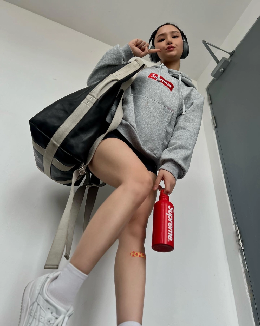 Hình ảnh avatar nữ ngầu và thần thái đầy cuốn hút