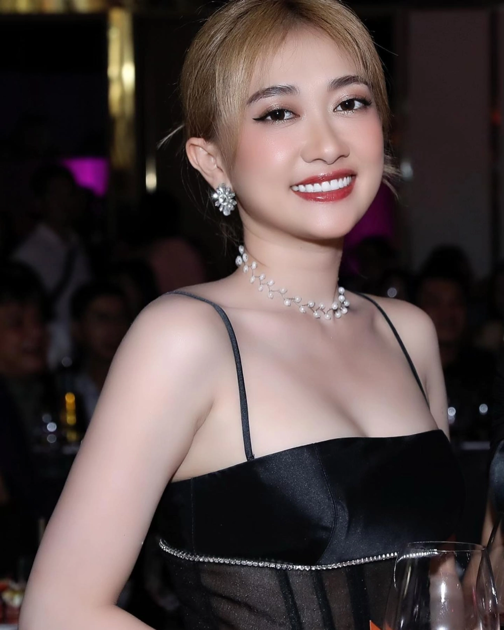 Hình nền gái đẹp dễ thương cho điện thoại với phong cách kẹo ngọt