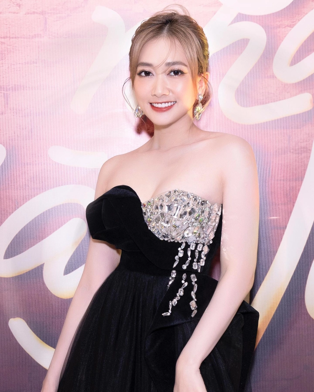 Hình nền gái đẹp HD cho điện thoại sắc nét, sống động