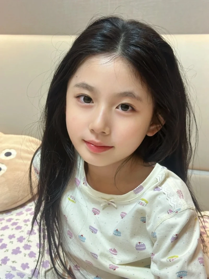 Hình nền em bé gái đáng yêu và nụ cười thiên thần rạng rỡ