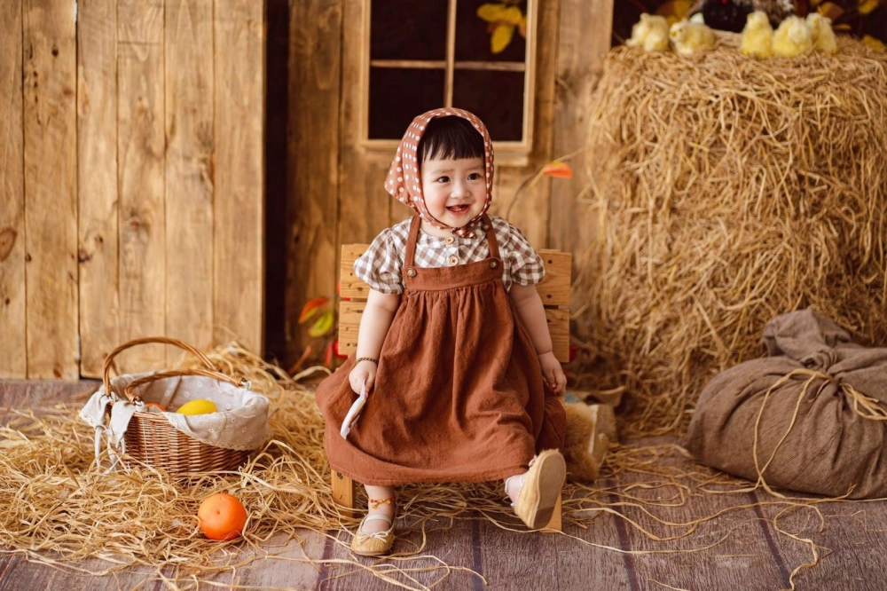 Hình nền em bé gái dễ thương và những biểu cảm ngộ nghĩnh