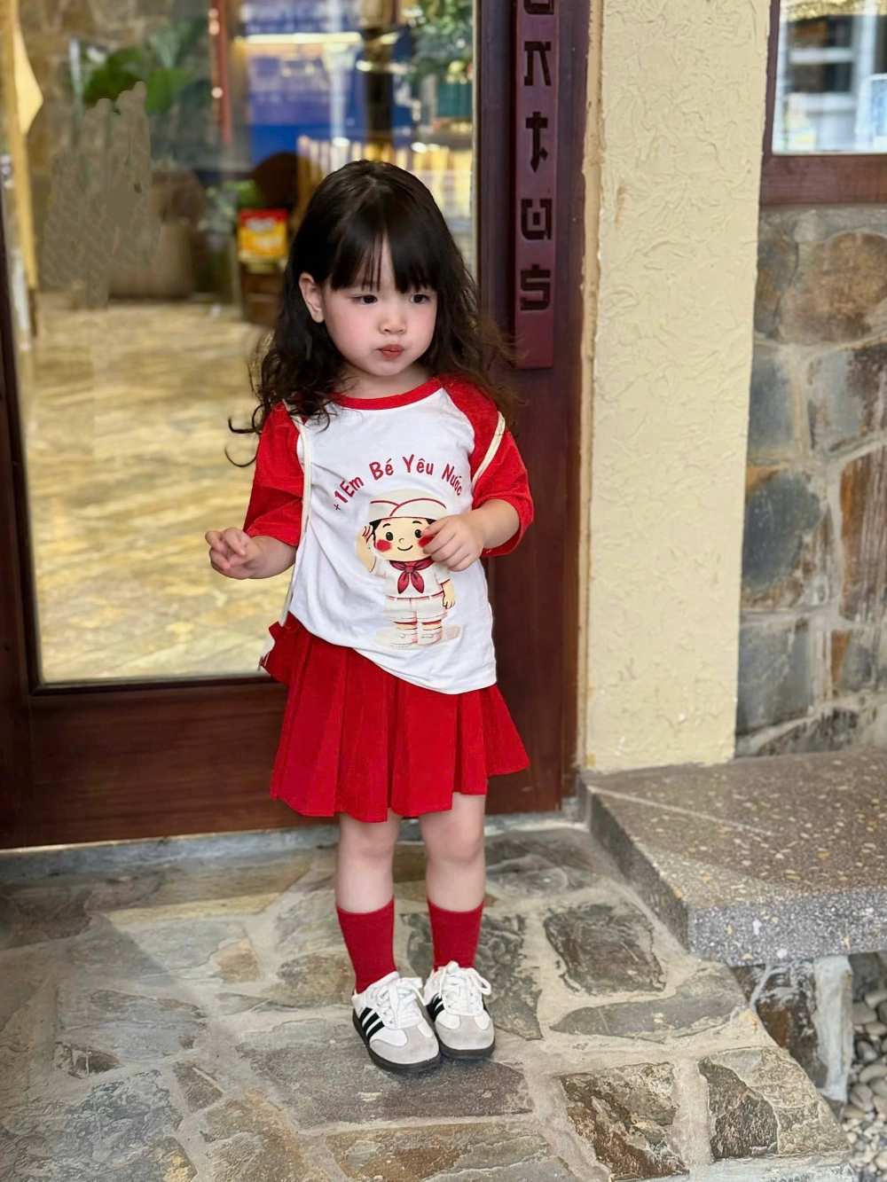 Hình ảnh bé gái dễ thương cho điện thoại đẹp và những gợi ý tuyệt vời