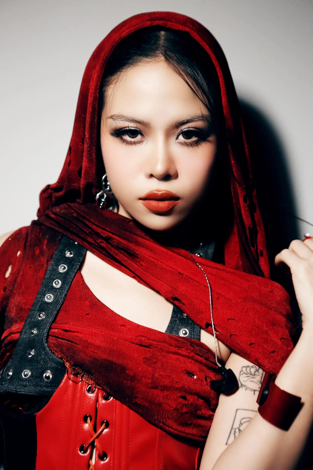 Tlinh bao nhiêu tuổi, cô 25 tuổi sự nghiệp đang thăng hoa