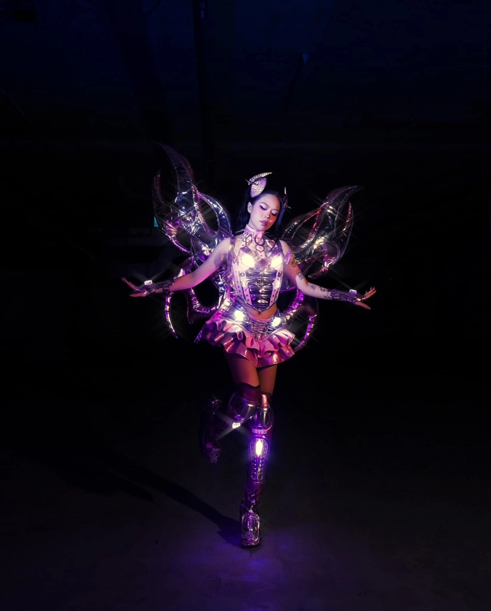 Ca sĩ Tlinh trẻ trung cá tính với phong cách riêng