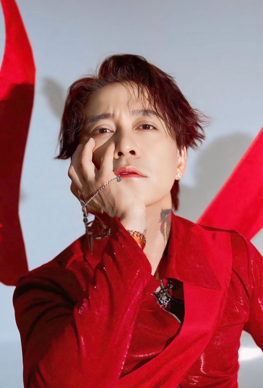 Tuấn Hưng gắn liền hình ảnh ca sĩ cá tính mạnh