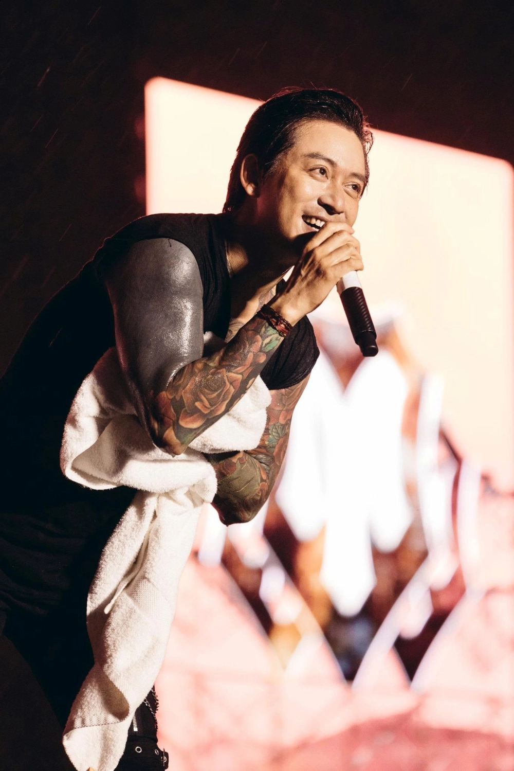 Tuấn Hưng karaoke mang đến trải nghiệm đầy cảm xúc