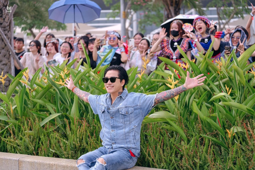 Tuấn Hưng live bùng nổ với giọng hát đầy nội lực