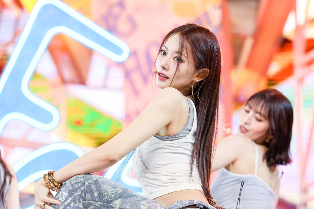 Tzuyu Twice gây ấn tượng với phong cách ngọt ngào tinh tế
