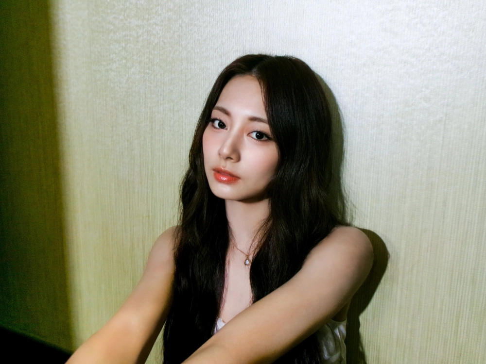 Blonde Tzuyu gây bão với vẻ đẹp sang chảnh và cuốn hút