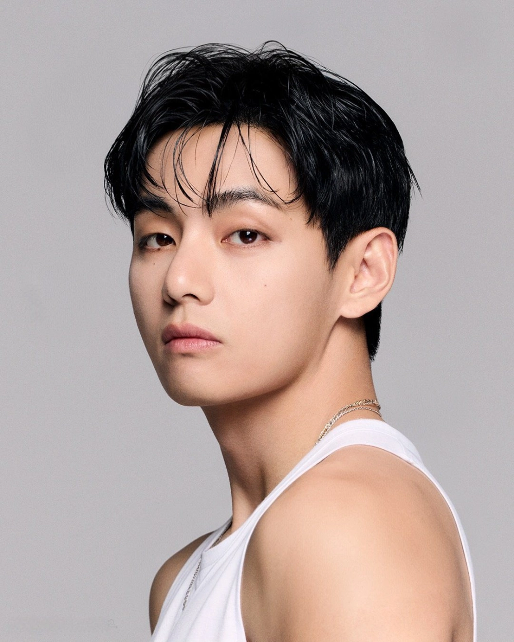 V BTS thành viên cuốn hút với giọng hát trầm ấm