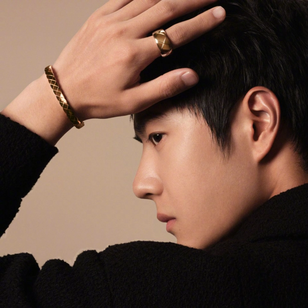 Vương Nhất Bác cười và khoảnh khắc đời thường khiến fan tan chảy