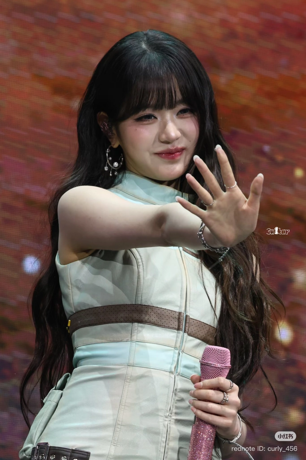 Wonyoung-IVE chiếm spotlight với thần thái tự tin và cuốn hút