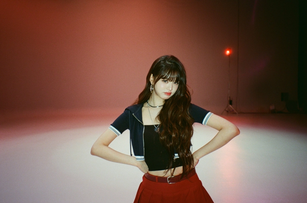 Wonyoung ăn dâu khoảnh khắc dễ thương khiến fan chia sẻ rầm rộ