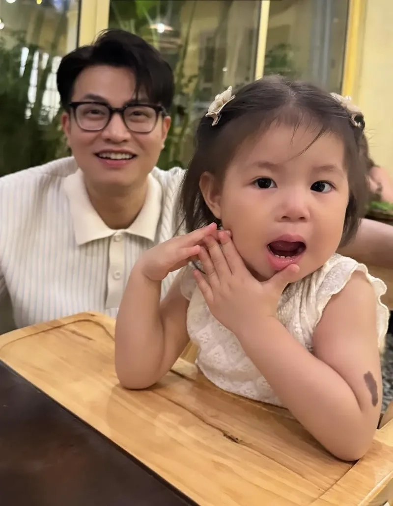 Tải ảnh em bé gái dễ thương về làm hình nền điện thoại