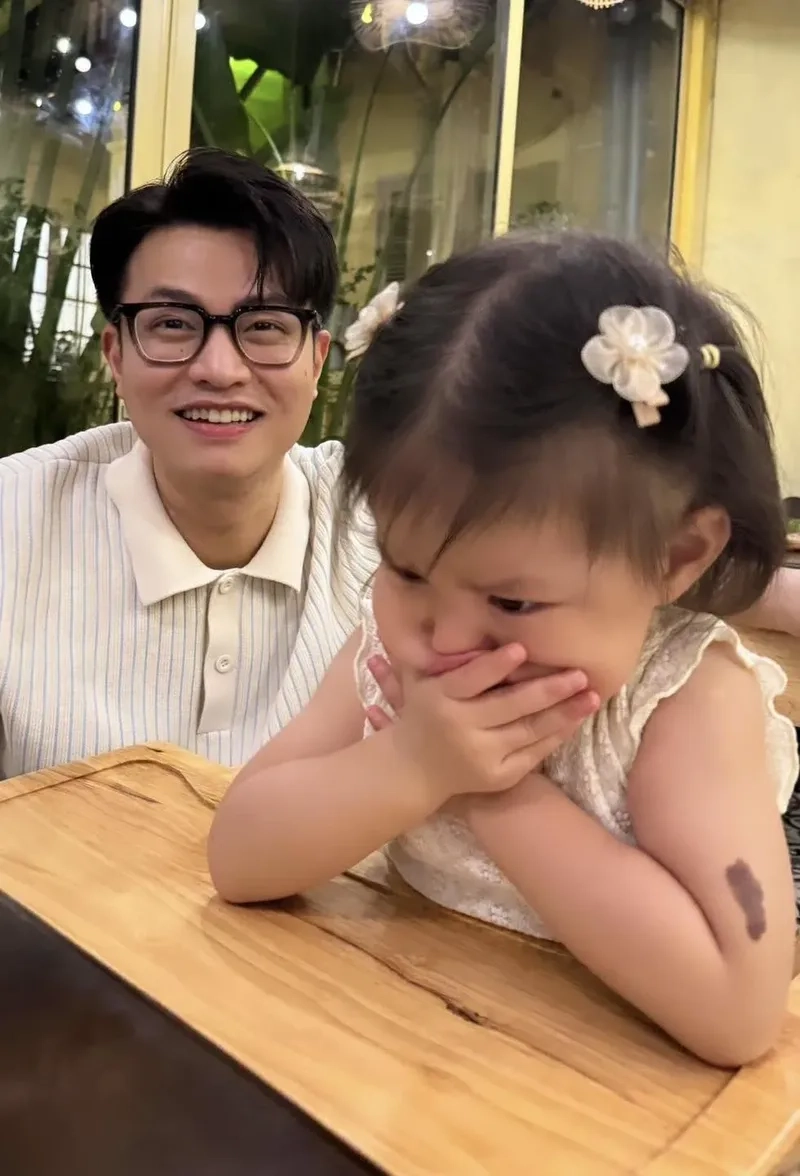 Hình nền em bé gái dễ thương cho điện thoại của bạn