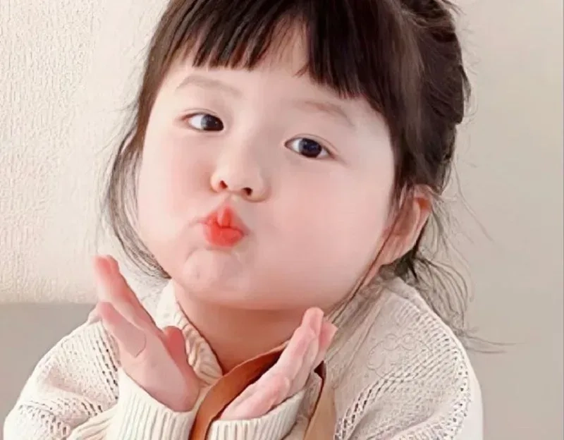 Hình ảnh em bé gái dễ thương đáng yêu và nụ cười thiên thần