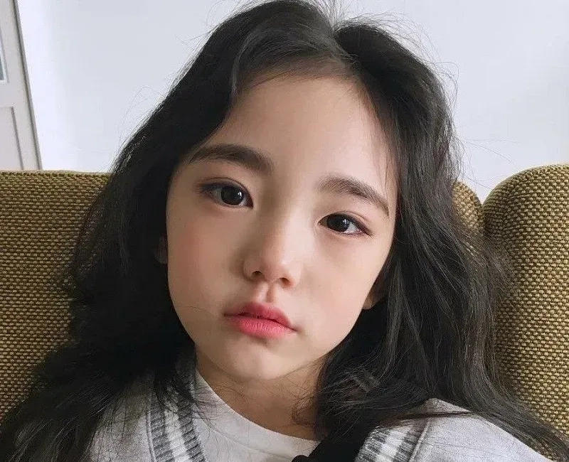 Hình nền bé gái dễ thương dễ thương và những biểu cảm ngộ nghĩnh