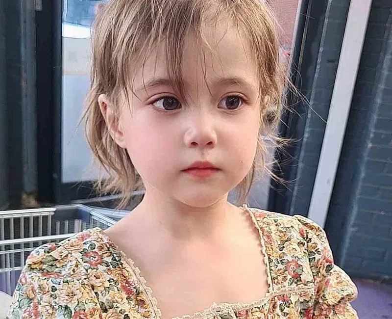 Hình nền em bé gái dễ thương cho máy tính của bạn