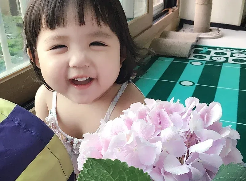 Hình nền bé gái dễ thương cho máy tính chất lượng 4K