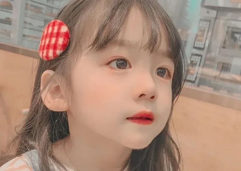 Hình nền bé gái dễ thương cho điện thoại thêm xinh xắn