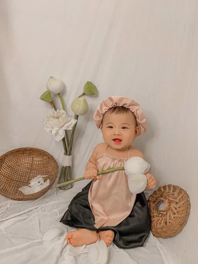 Hình nền em bé gái dễ thương dễ thương và những biểu cảm đáng yêu