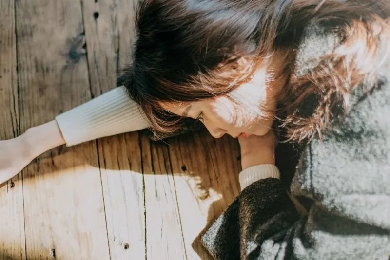 Ảnh đại diện nữ buồn phù hợp fb