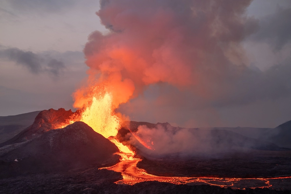 Cảnh núi lửa phun trào dung nham chảy