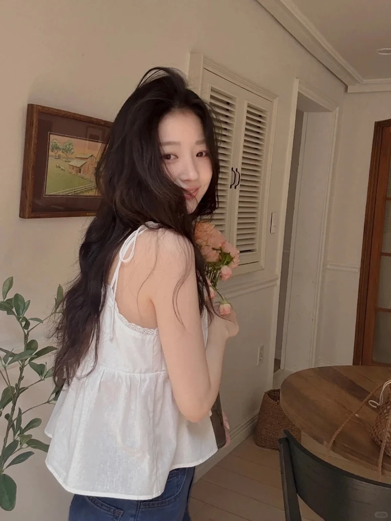 Không khí rực rỡ với gái mặc áo 2 dây phong cách hè cực cuốn hút