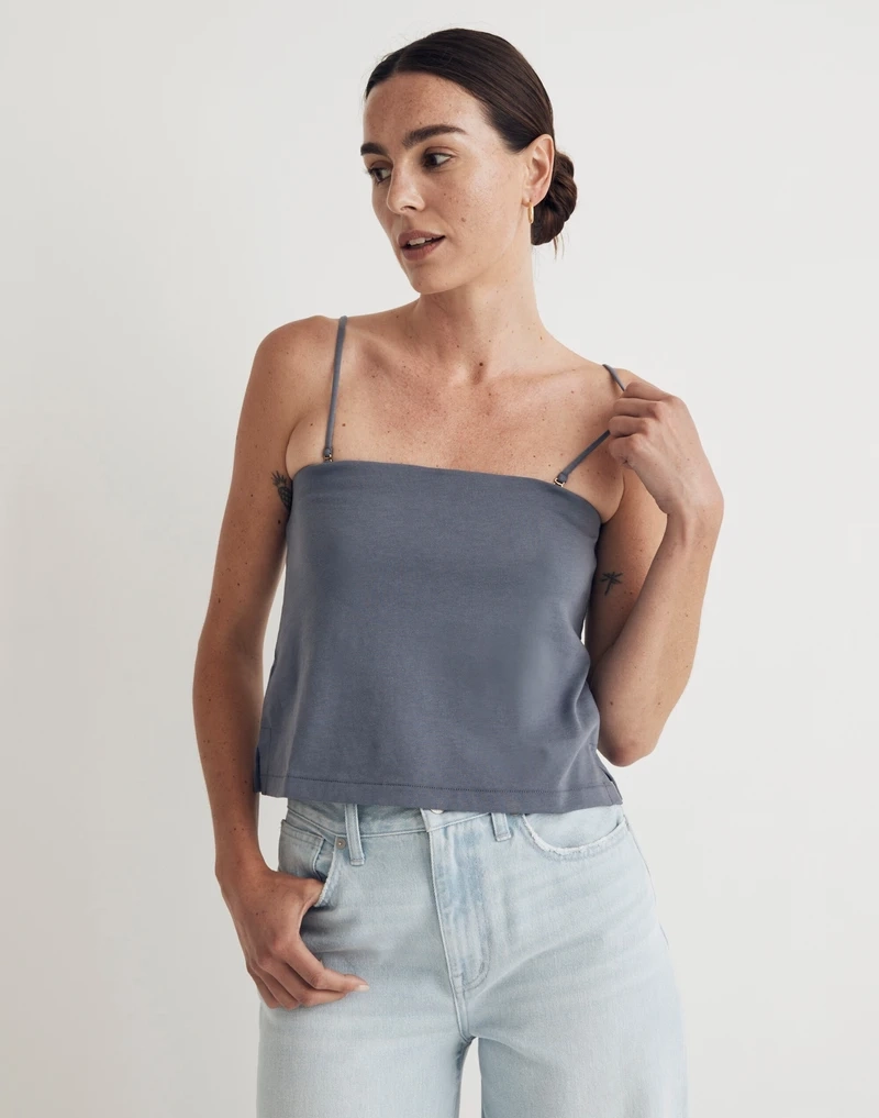 Khoảnh khắc năng động của gái mặc áo 2 dây dạo phố