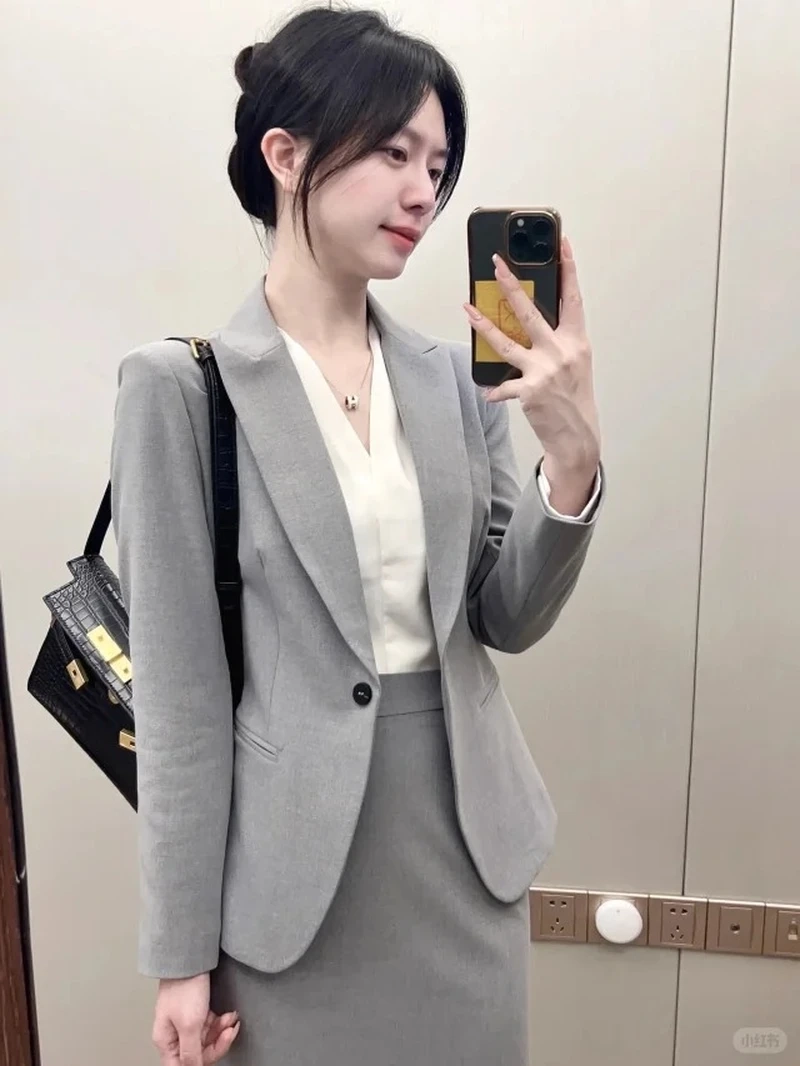 Visual cuốn hút của gái mặc đồ công sở đẹp khiến dân mạng chú ý