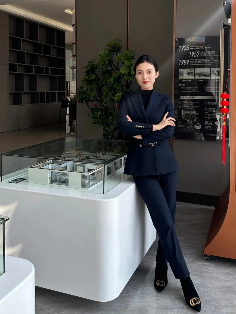 Nét dịu dàng của gái mặc đồ công sở nữ tính khiến khung hình nổi bật